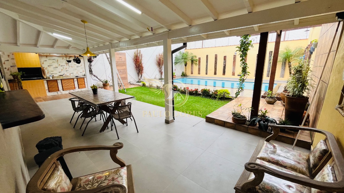 Casa à venda com 4 quartos, 202m² - Foto 1
